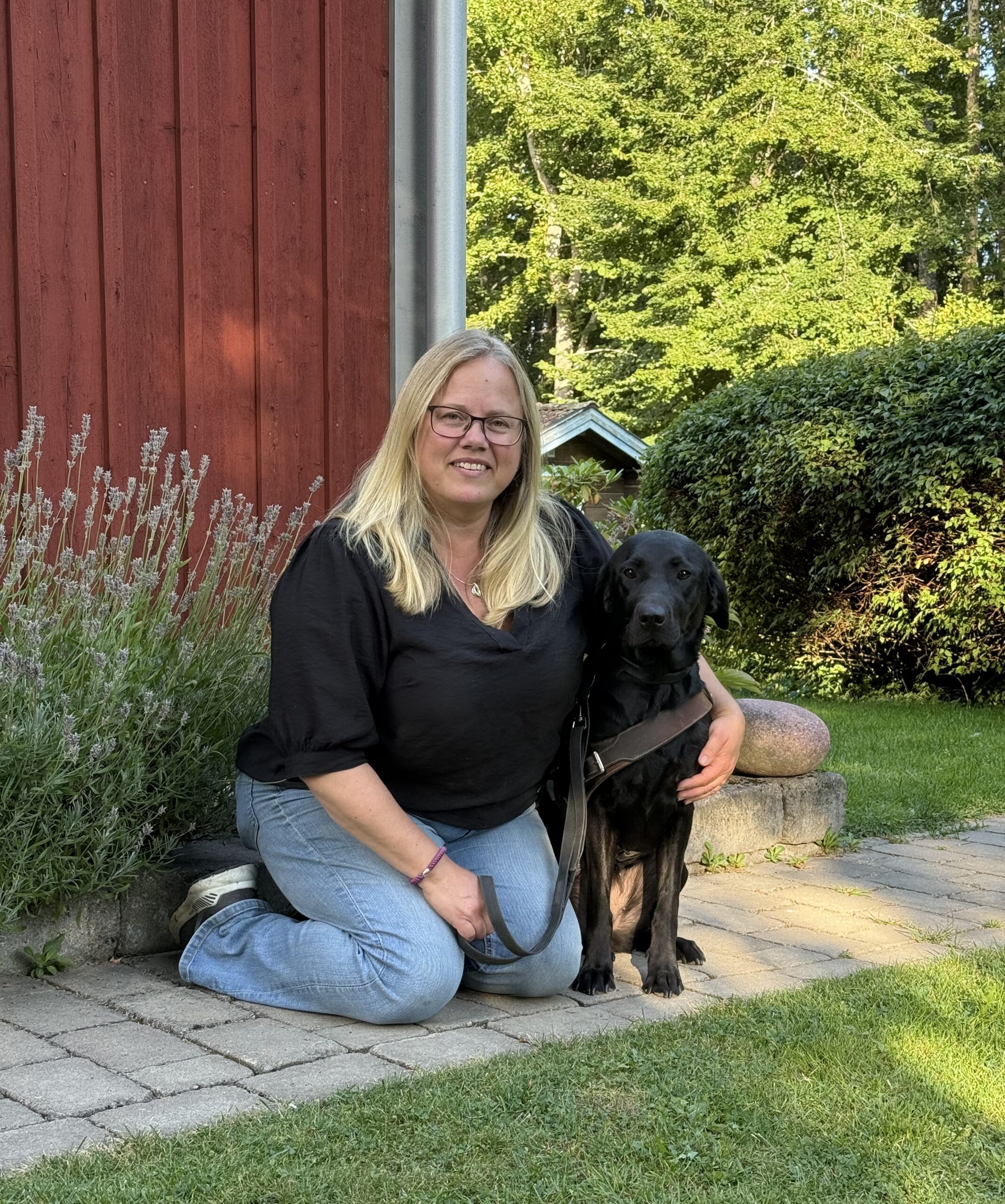 På bilden syns dressör Jenny Lindgren med Hilda.